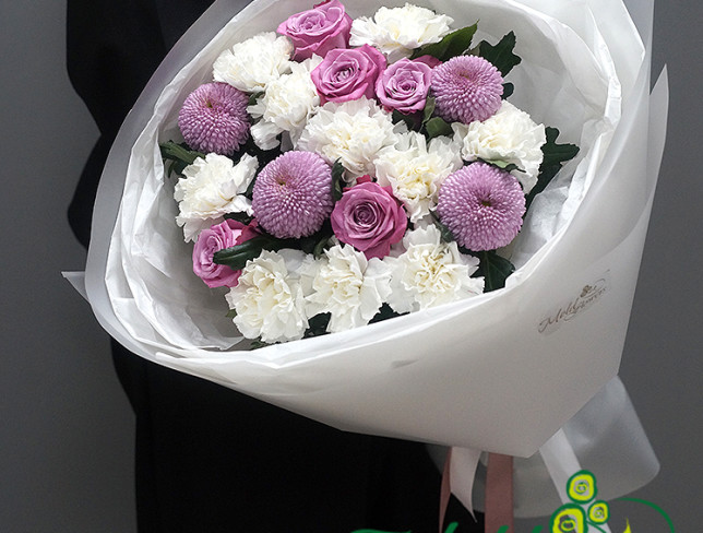 Buchet cu garoafe  albe, trandafiri mov și crizantemă momoka foto